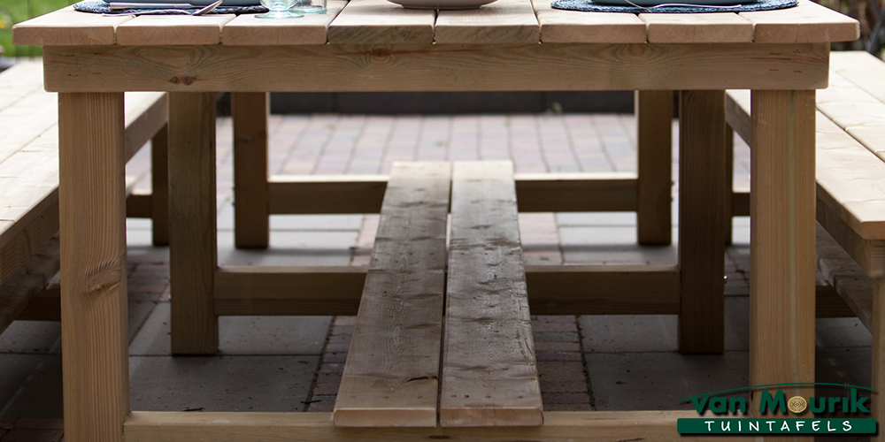 tafel met planken onder